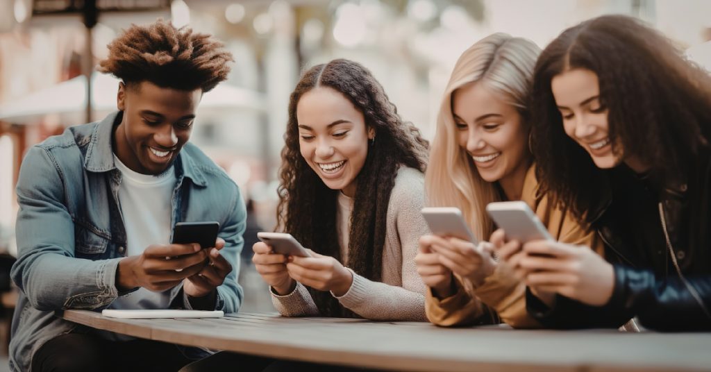 image illustrant l'hyperpersonnalisation avec plusieurs personnes utilisant leurs smartphones