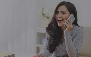Femme qui passe un appel en souriant