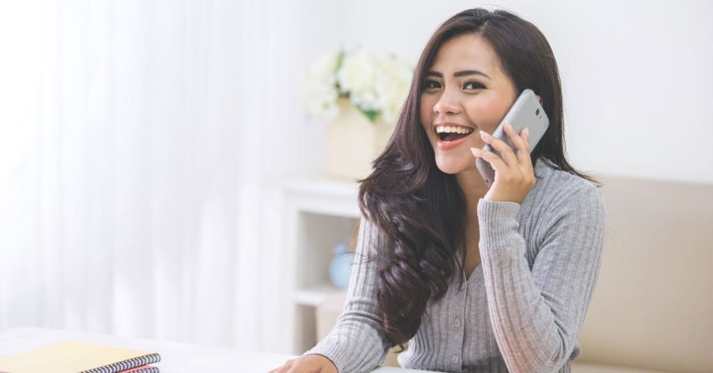 Image d'une femme passant un appel en souriant